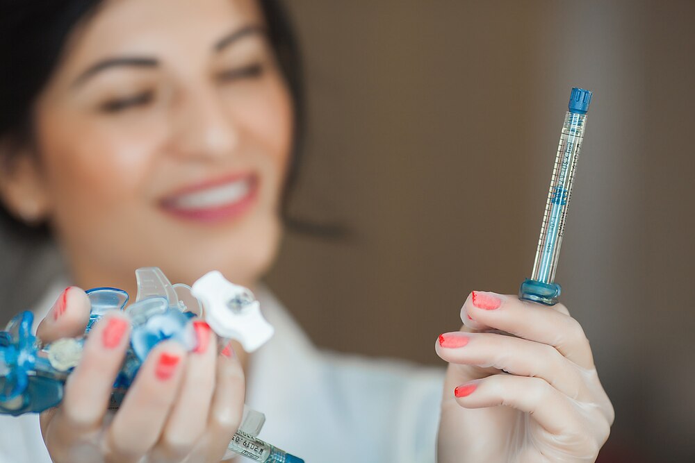 young-attractive-doctor-with-syringe-cosmetologist-indoors-making-injection-hands-holding-plenty-syringes-woman-medical-parlor_136813-2668.jpg